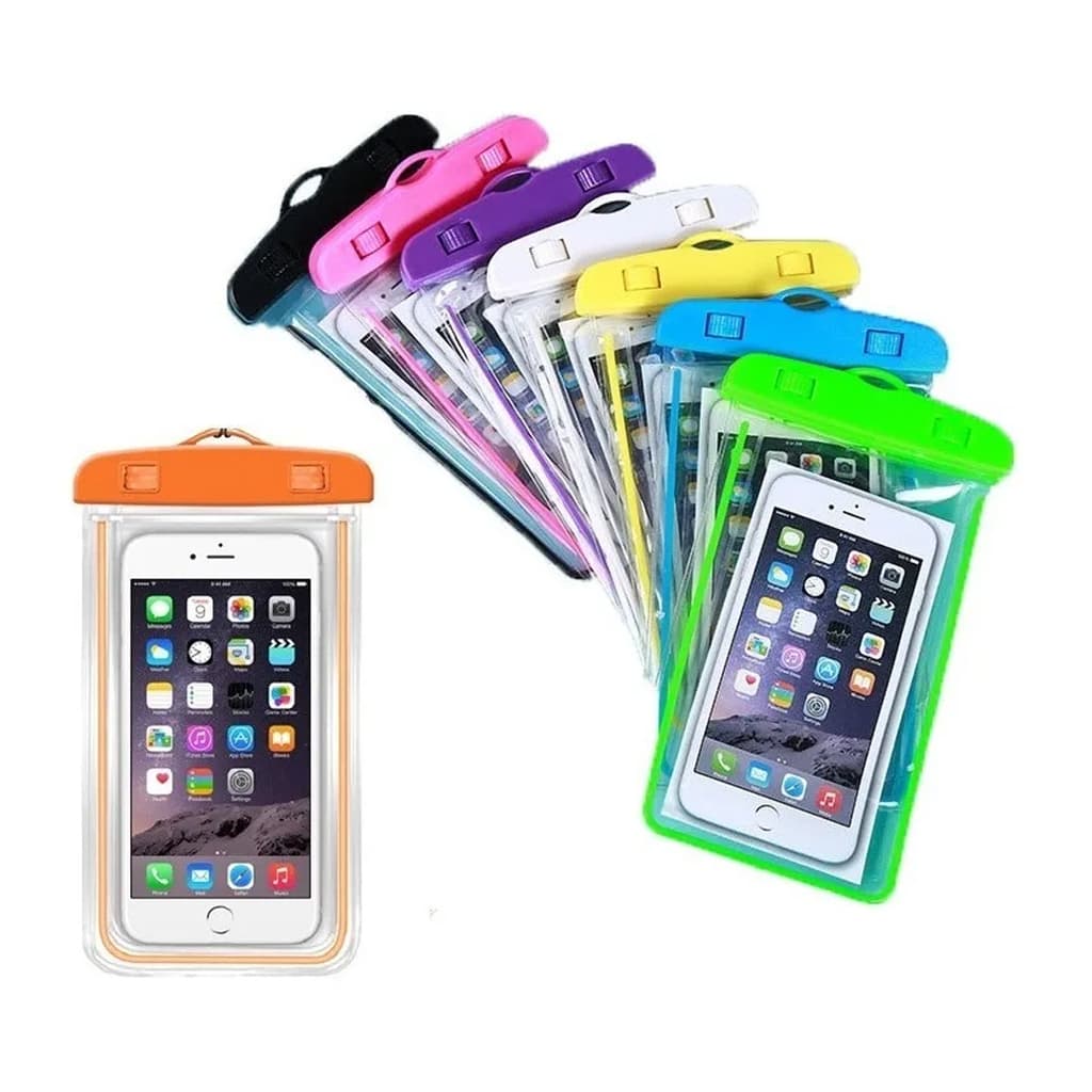 Funda sumergible de Fomo Argentina - La funda sumergible es un accesorio diseñado para proteger dispositivos móviles del agua, arena, polvo y nieve, ideal para actividades como natación, kayak, playa o lluvia intensa. Fabricada en PVC transparente y resistente, permite el uso completo de la pantalla táctil y la cámara sin necesidad de retirarla. Cuenta con un sistema de cierre hermético de doble sellado y trabas de seguridad que evitan filtraciones. Es compatible con smartphones de hasta 7 pulgadas y suele incluir un cordón o lanyard para colgar del cuello. Garantiza protección total bajo el agua hasta profundidades de 1 a 3 metros durante tiempos limitados.