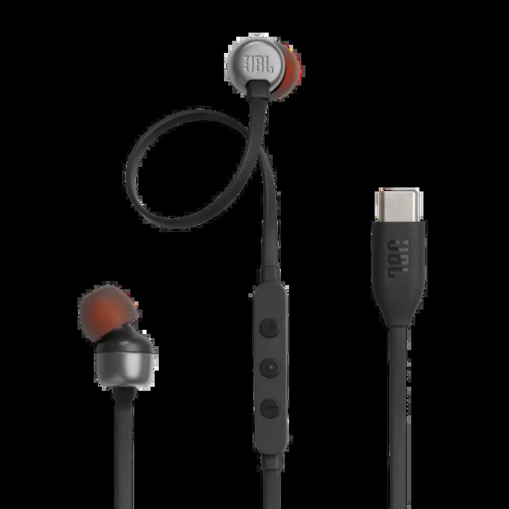 AURICULAR CON CABLE JBL - TUNE 310C (ORIGINAL) de Fomo Argentina - Los auriculares JBL Tune 310C son intrauditivos con cable USB-C, diseñados para ofrecer un sonido potente y graves profundos gracias a la tecnología JBL Pure Bass. Equipados con drivers dinámicos de 9 mm, tienen una respuesta de frecuencia de 20 Hz a 40 kHz y una sensibilidad de 98 dB SPL a 1 kHz 1 mW. Su cable plano de 1,2 m evita enredos y facilita el transporte. Incluyen un micrófono integrado con control remoto de tres botones para gestionar llamadas y música, y son compatibles con dispositivos que cuentan con puerto USB-C. Con un peso de 14,3 g, son ligeros y cómodos para uso prolongado. Están disponibles en colores como negro, blanco y rojo, y son ideales para quienes buscan auriculares económicos con buen rendimiento de sonido y funcionalidad básica