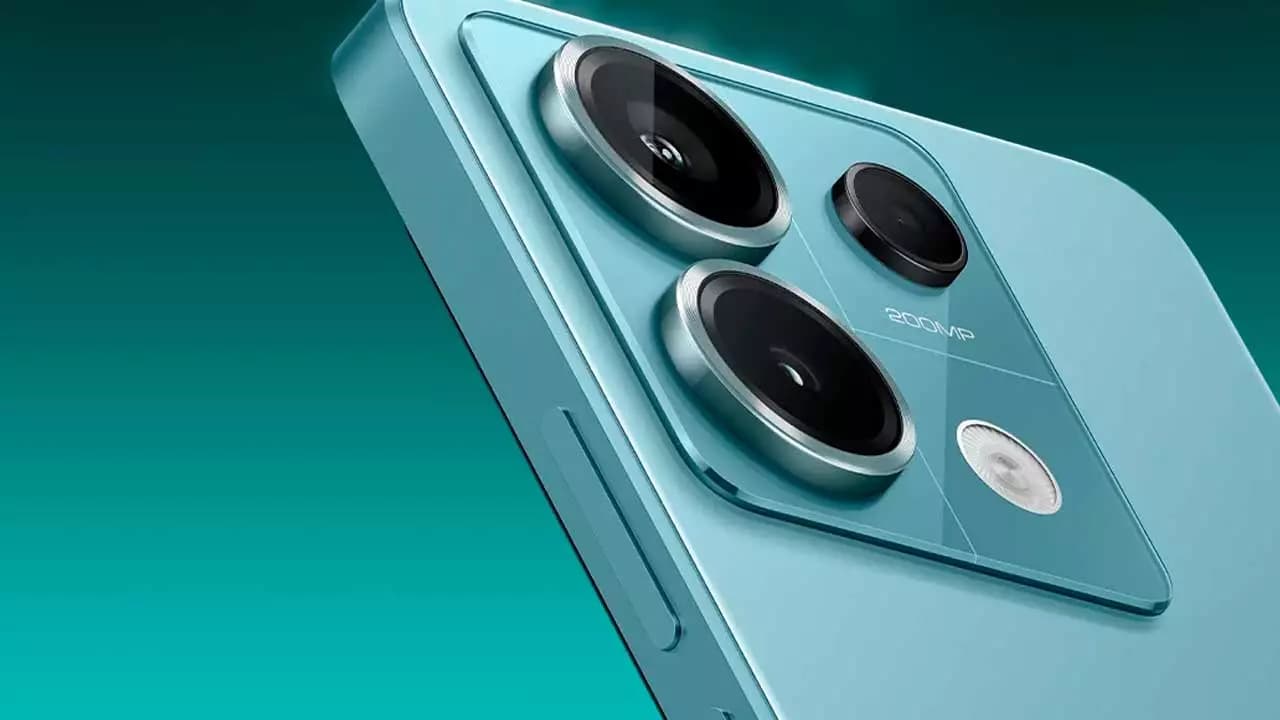 CELULAR XIAMI - NOTE 13 PRO 5G - 256GB de Fomo Argentina - El Redmi Note 13 Pro 5G es un smartphone de gama media alta con características destacadas como una pantalla AMOLED de 6.67 pulgadas, cámara principal de 200MP, procesador Snapdragon 7s Gen 2, hasta 12GB de RAM y 512GB de almacenamiento, batería de 5100mAh y carga rápida de 67W. Además, cuenta con resistencia IP54 a salpicaduras y polvo, y está disponible en colores verde, morado y negro.
Pantalla: AMOLED de 6.67 pulgadas con resolución 1.5K (2712 x 1220 píxeles).
Frecuencia de actualización de 120Hz. Brillo máximo de 1800 nits. Protección Corning Gorilla Glass Victus. Soporta Dolby Vision y Dolby Atmos. Atenuación de pantalla para condiciones de poca luz y certificación de ritmo circadiano, según Xiaomi. 
Cámaras: Cámara principal de 200MP con estabilización óptica (OIS). Cámara ultra gran angular de 8MP. Cámara macro de 2MP. Cámara frontal de 16MP. Grabación de video en 4K a 30fps y 1080p a 30/60/120fps. 
Rendimiento: Procesador Snapdragon 7s Gen 2. Hasta 12GB de RAM (ampliable virtualmente hasta 12GB adicionales). Almacenamiento interno de 256GB o 512GB. 
Batería: 5100mAh de capacidad, Carga rápida de 67W.