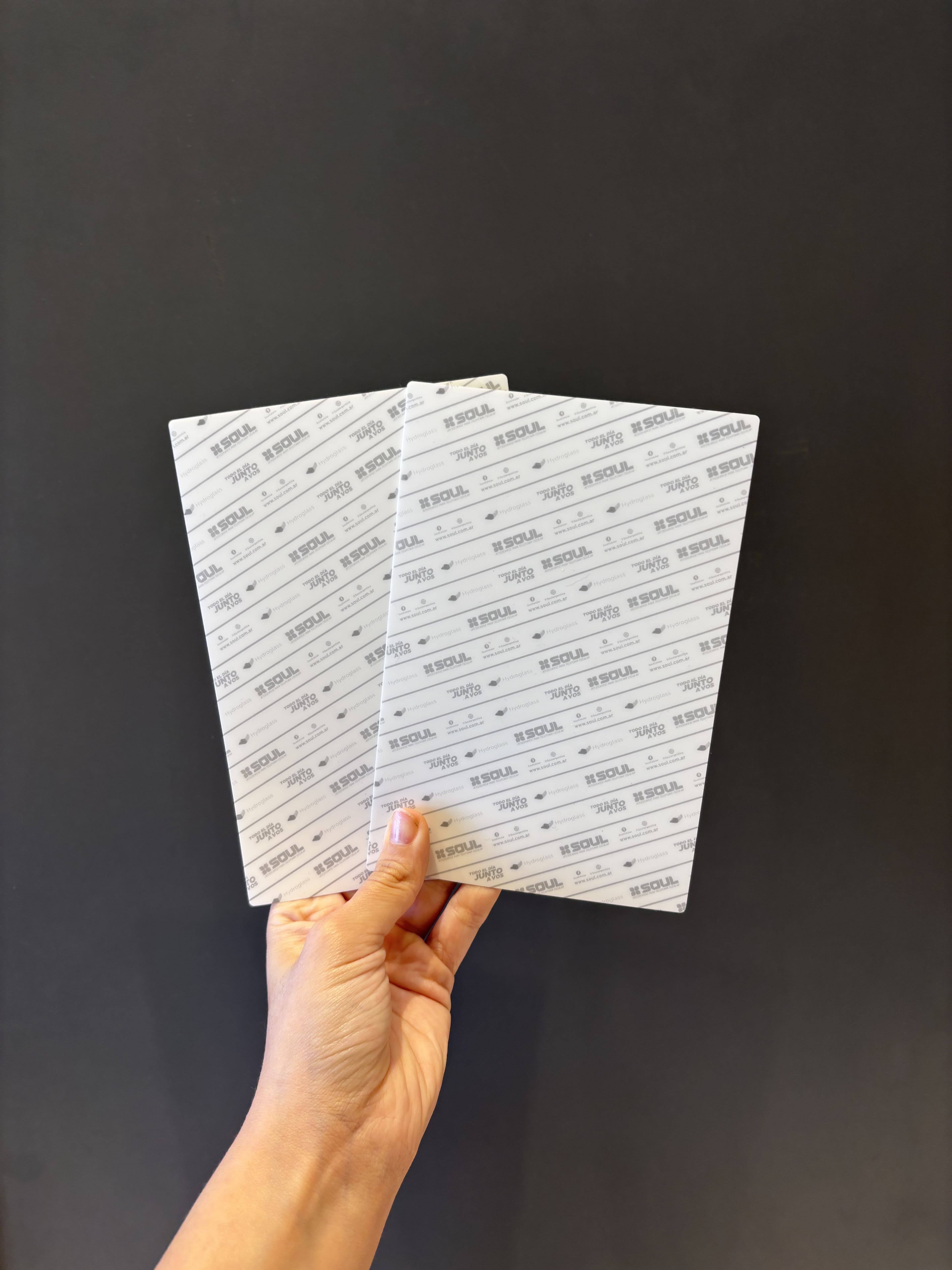 Hydrogel de Fomo Argentina - El protector de hidrogel común ofrece una alta flexibilidad y absorción de impactos, adaptándose perfectamente a pantallas curvas o planas. Su material autorreparable reduce marcas y pequeños rayones, manteniendo una excelente sensibilidad táctil y claridad visual. Ideal para quienes buscan protección ligera y discreta.