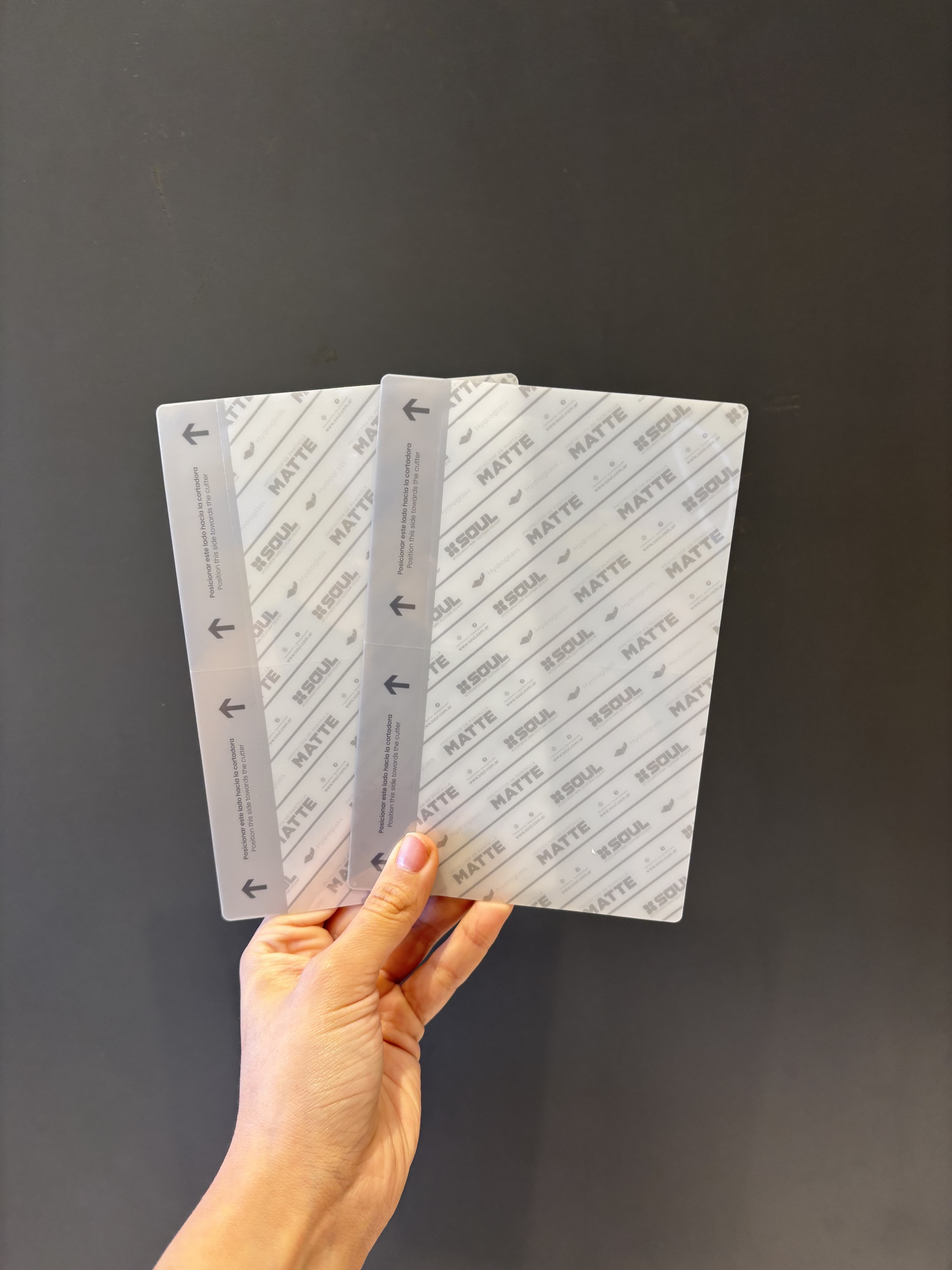 Hydrogel matte de Fomo Argentina - El hidrogel matte combina protección flexible con un acabado antirreflejo que reduce brillos y huellas. Proporciona una superficie suave y agradable al tacto, perfecta para uso en exteriores o con luz intensa. Mantiene la sensibilidad táctil y ayuda a evitar marcas visibles de dedos.