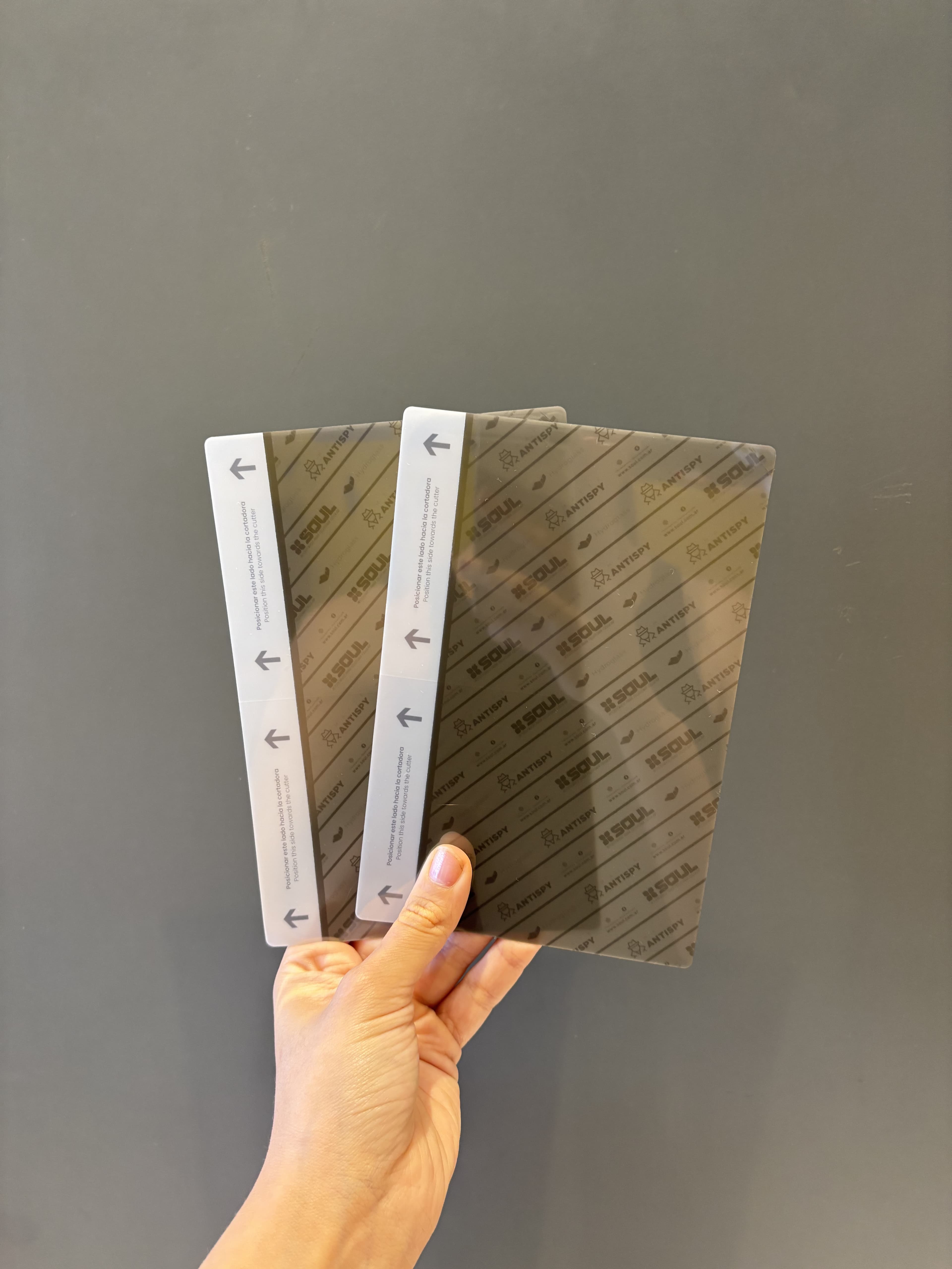 Hydrogel ANTIESPIA de Fomo Argentina - El hidrogel antiespía incorpora un filtro de privacidad que oscurece la pantalla cuando se la mira desde los costados, protegiendo tu información de miradas ajenas. Su material flexible absorbe impactos y se adapta a todo tipo de pantallas, manteniendo buena sensibilidad táctil y una experiencia de uso segura y privada.